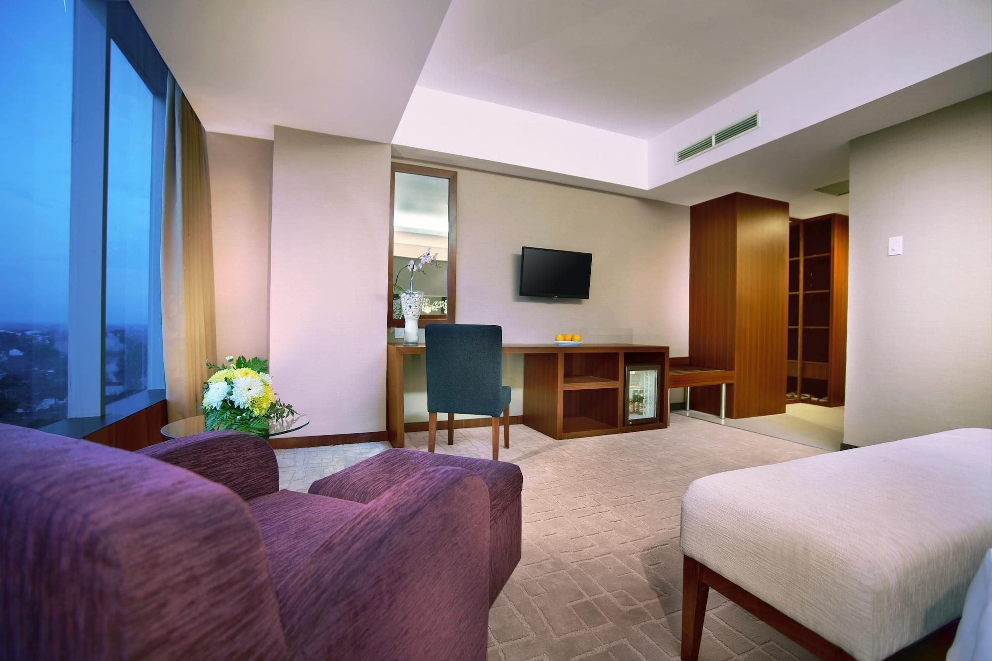 Aston Madiun Hotel & Conference Center Экстерьер фото
