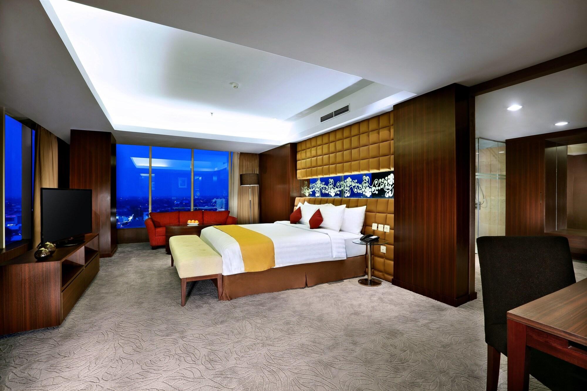 Aston Madiun Hotel & Conference Center Экстерьер фото