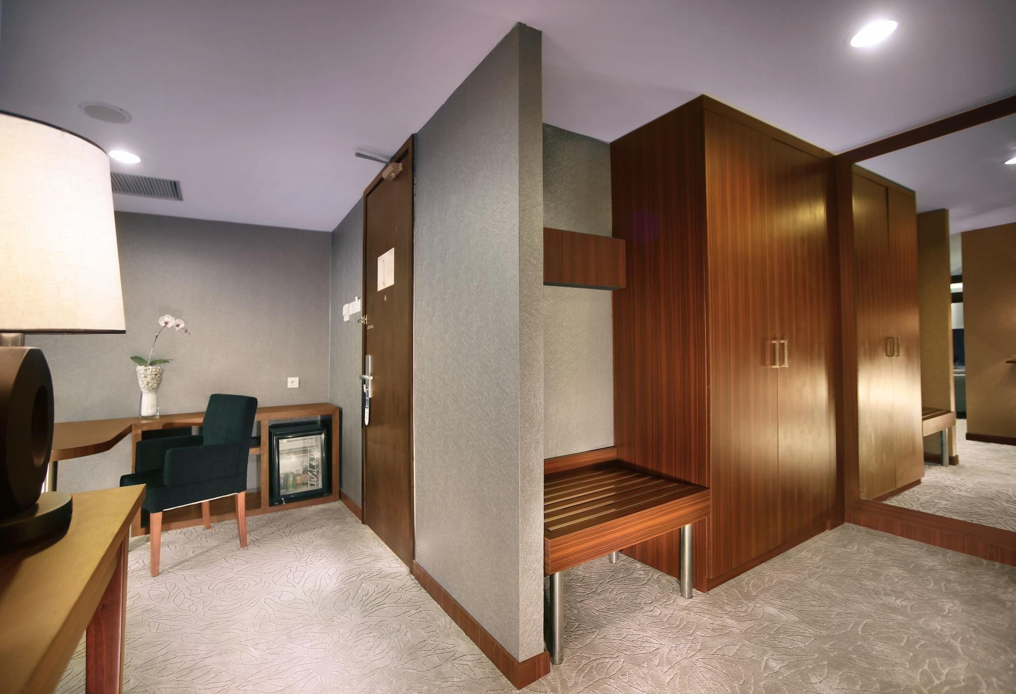 Aston Madiun Hotel & Conference Center Экстерьер фото