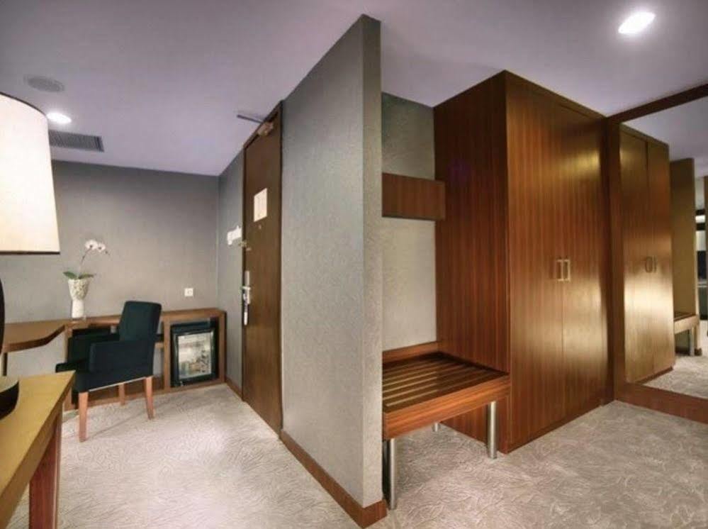 Aston Madiun Hotel & Conference Center Экстерьер фото