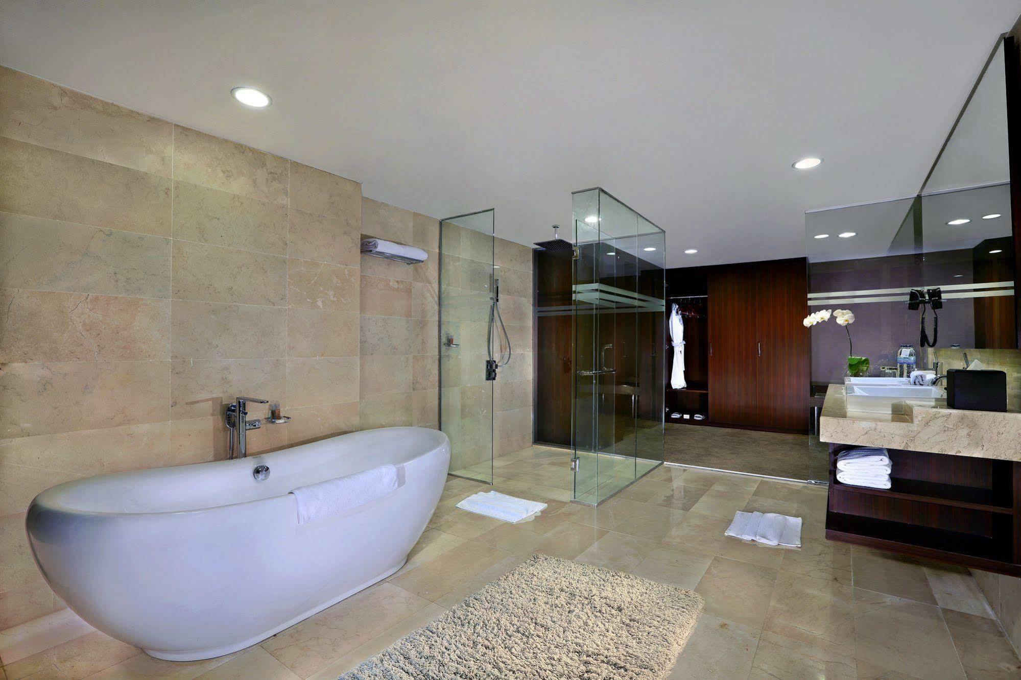 Aston Madiun Hotel & Conference Center Экстерьер фото