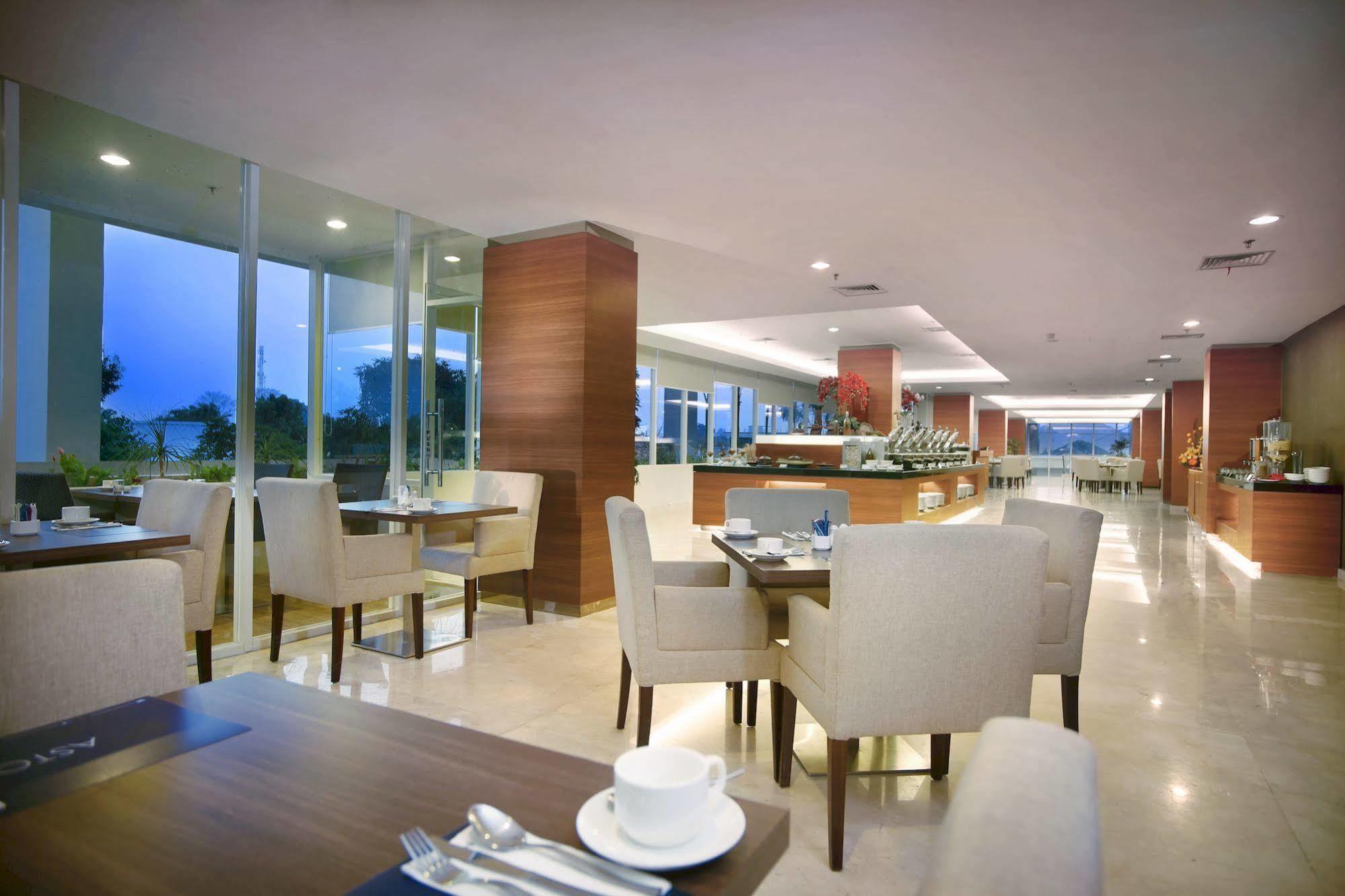 Aston Madiun Hotel & Conference Center Экстерьер фото
