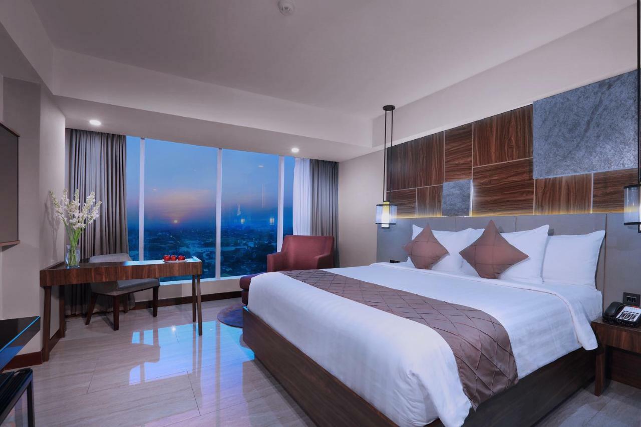 Aston Madiun Hotel & Conference Center Экстерьер фото